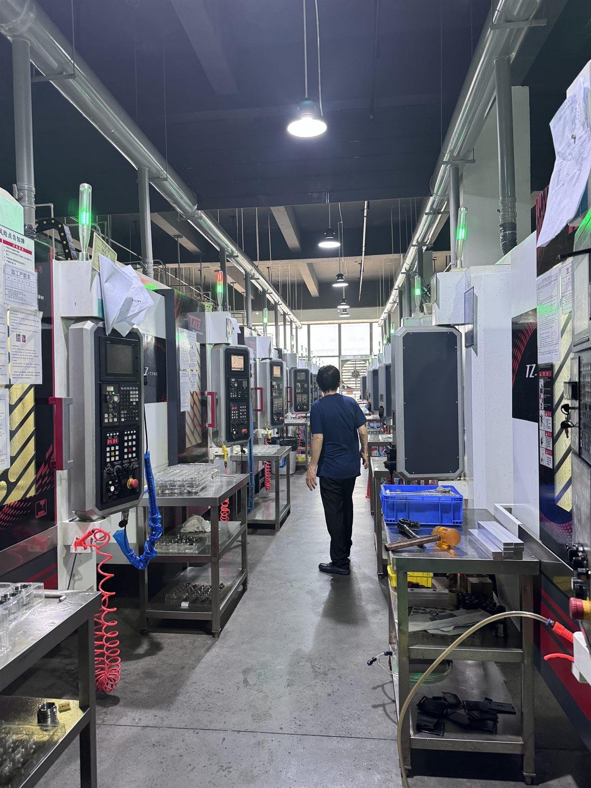 4-axis CNC milling equipment and workshop