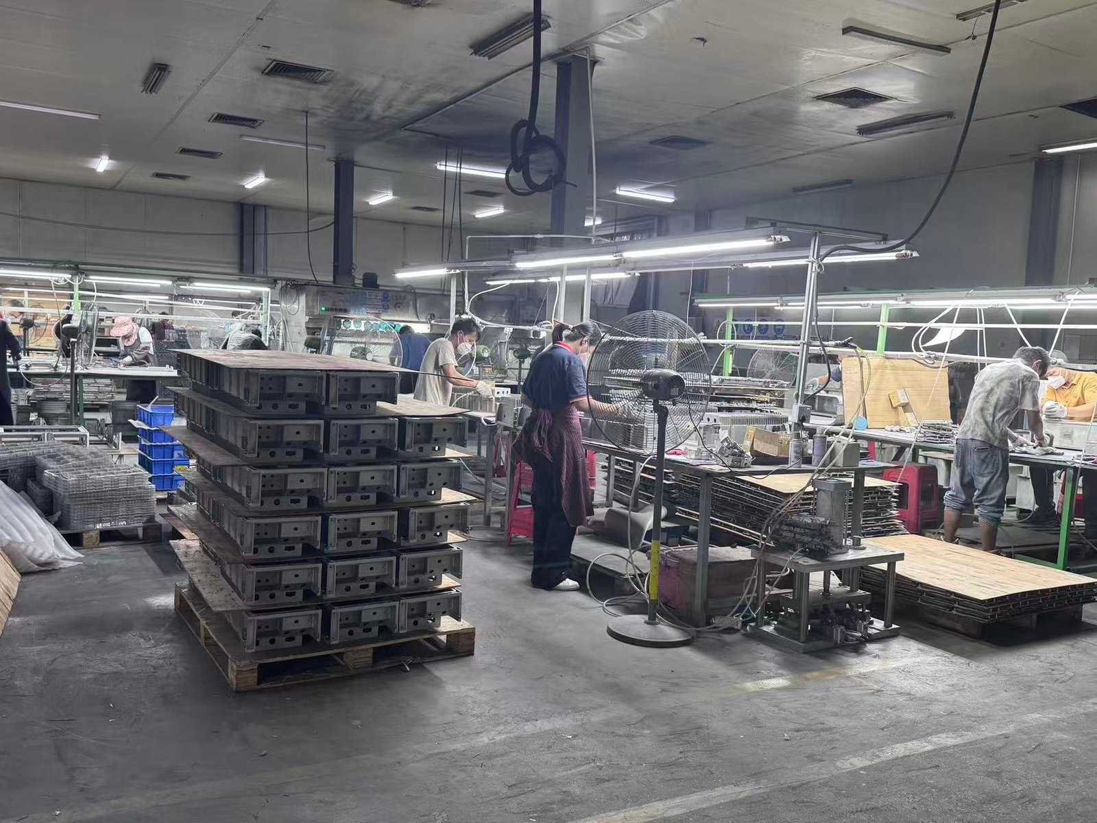 OEM assembly workshop for metal and plastic parts production with manual inspection and packaging support